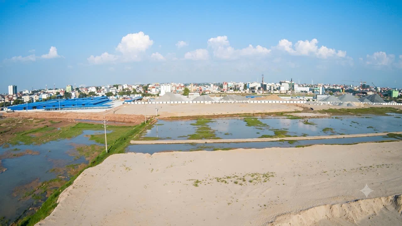 Khu đất rộng đang được san lấp cát giữa ruộng nước ở phía Nam Hà Nội